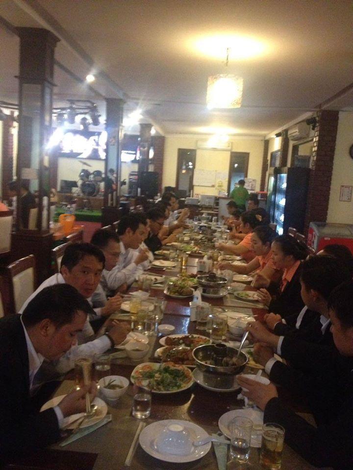 ຮ້ານອາຫານຕົ້ນນ້ຳ
