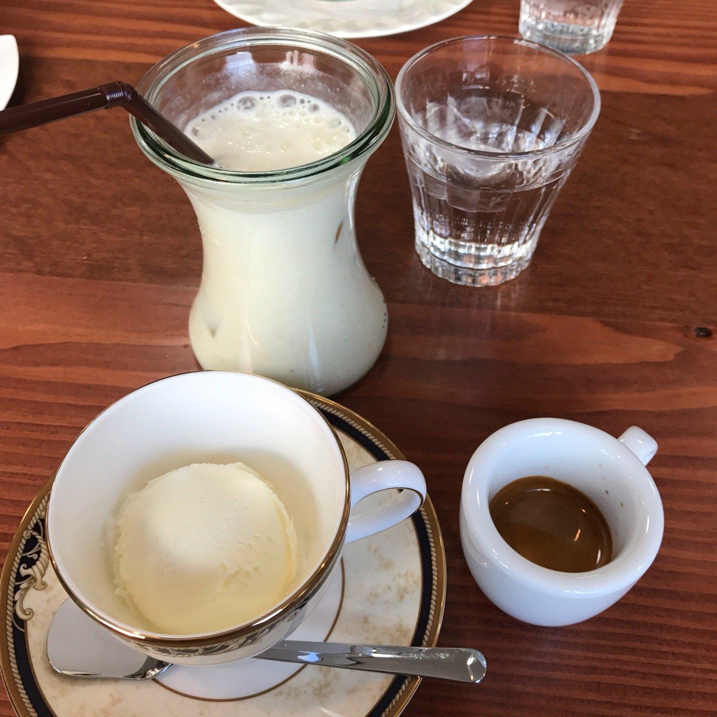 8 to 5 cafe dining