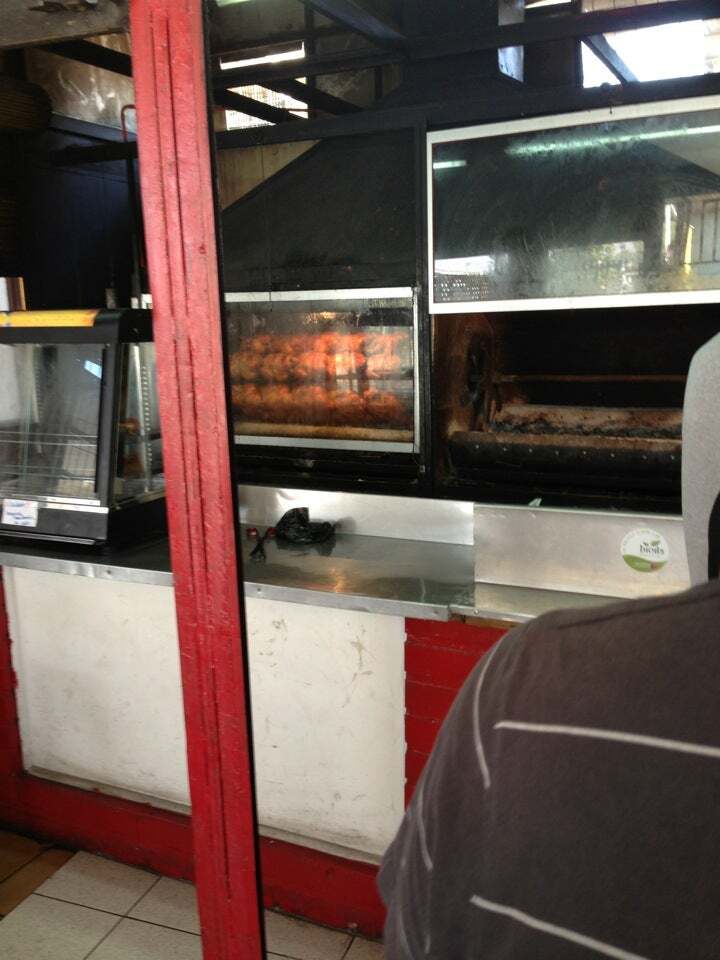 POLLOS ASADOS A LAS BRASAS