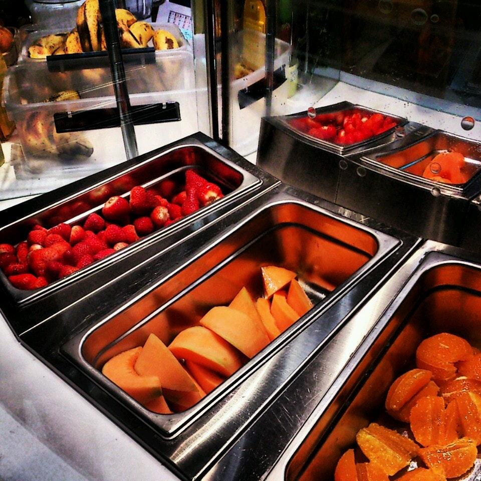 FRUITS JUICE BAR FRESH BERRY