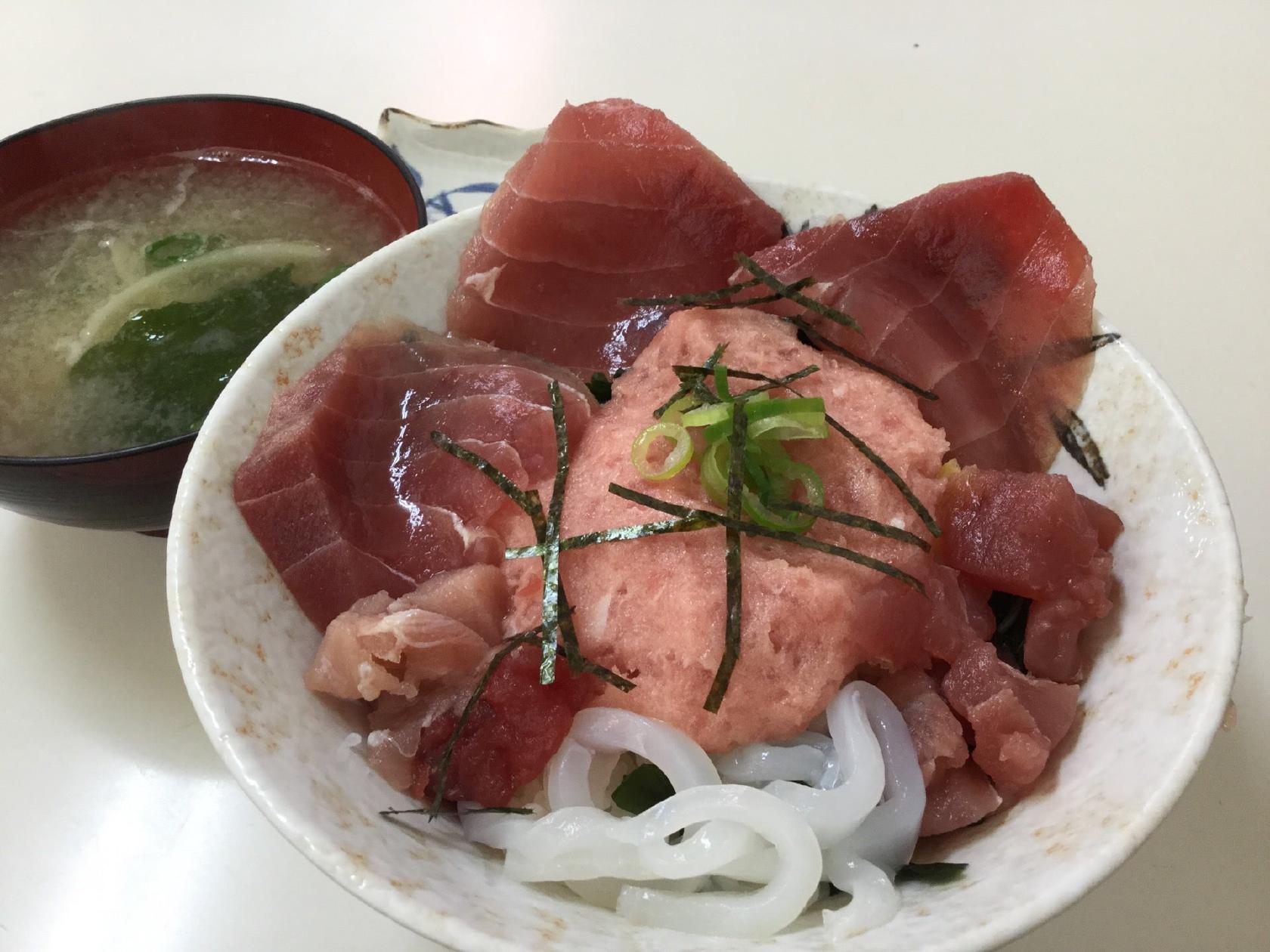 ほんまもんマグロ丼の店 山賀