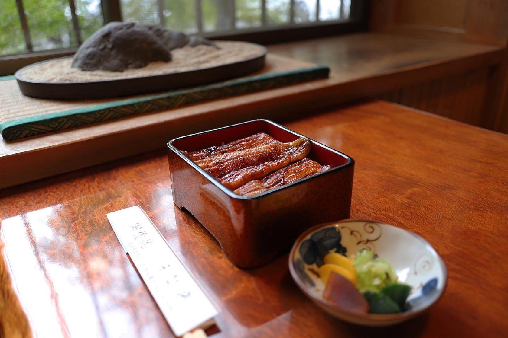 うな平