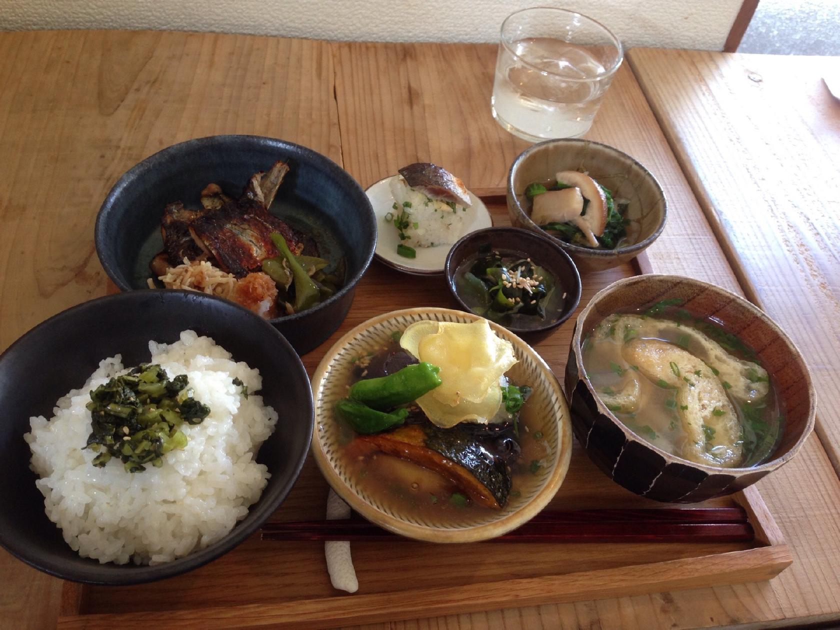食事と図書 雨風食堂