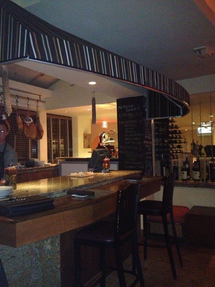 CRUDO BAR