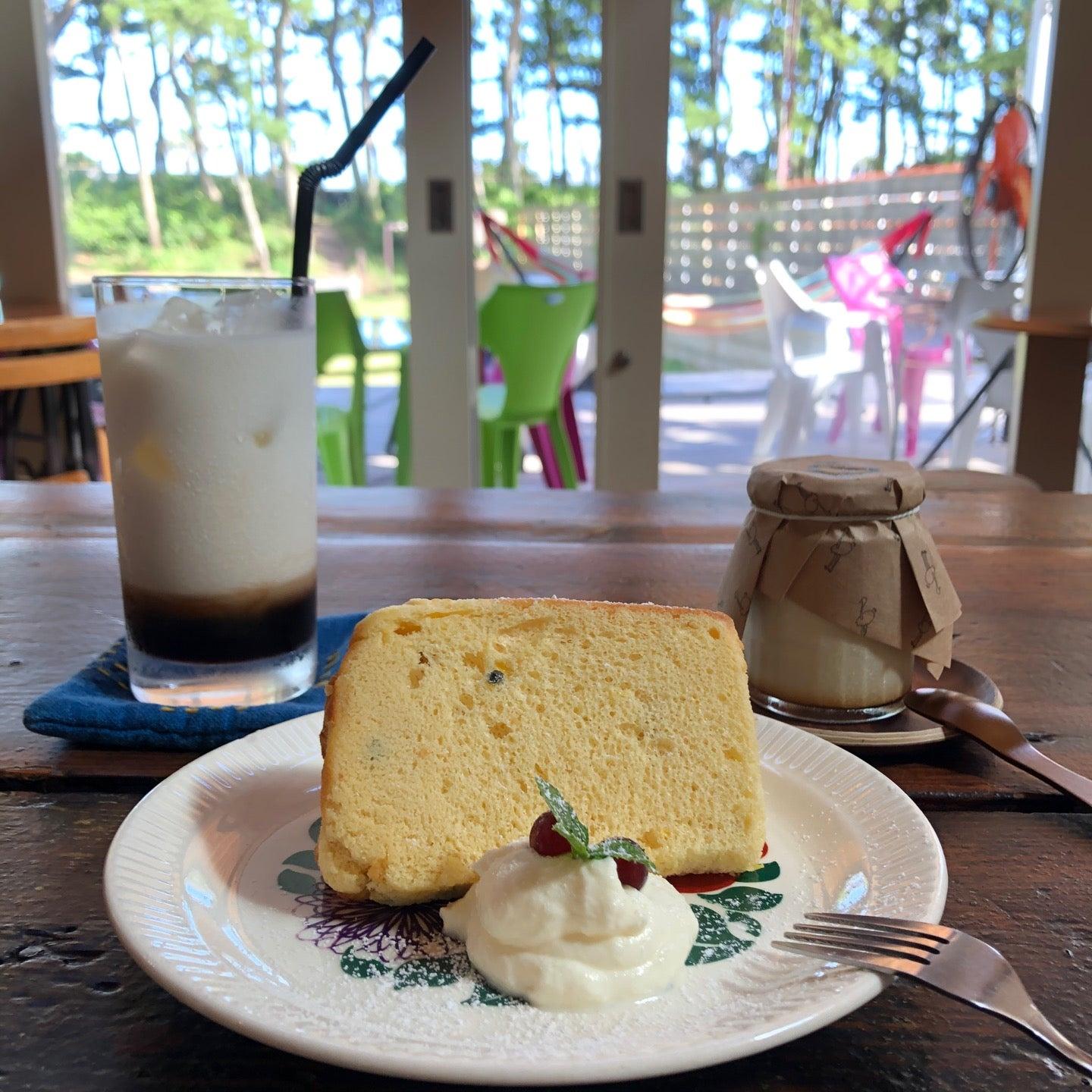 ダチョウ牧場の中のカフェ つなぐ