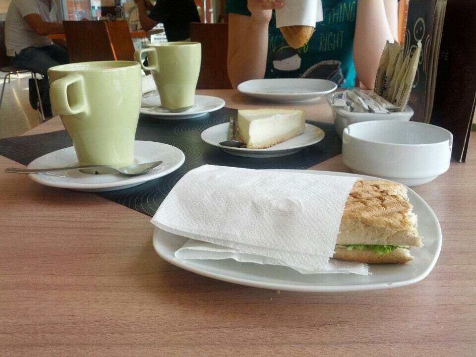 Cruzztos Bistro
