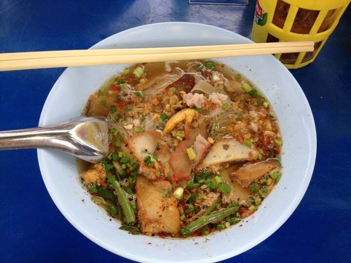 ก๋วยเตี๋ยวเจ๊ทรัพย์ ต้นหูกวาง