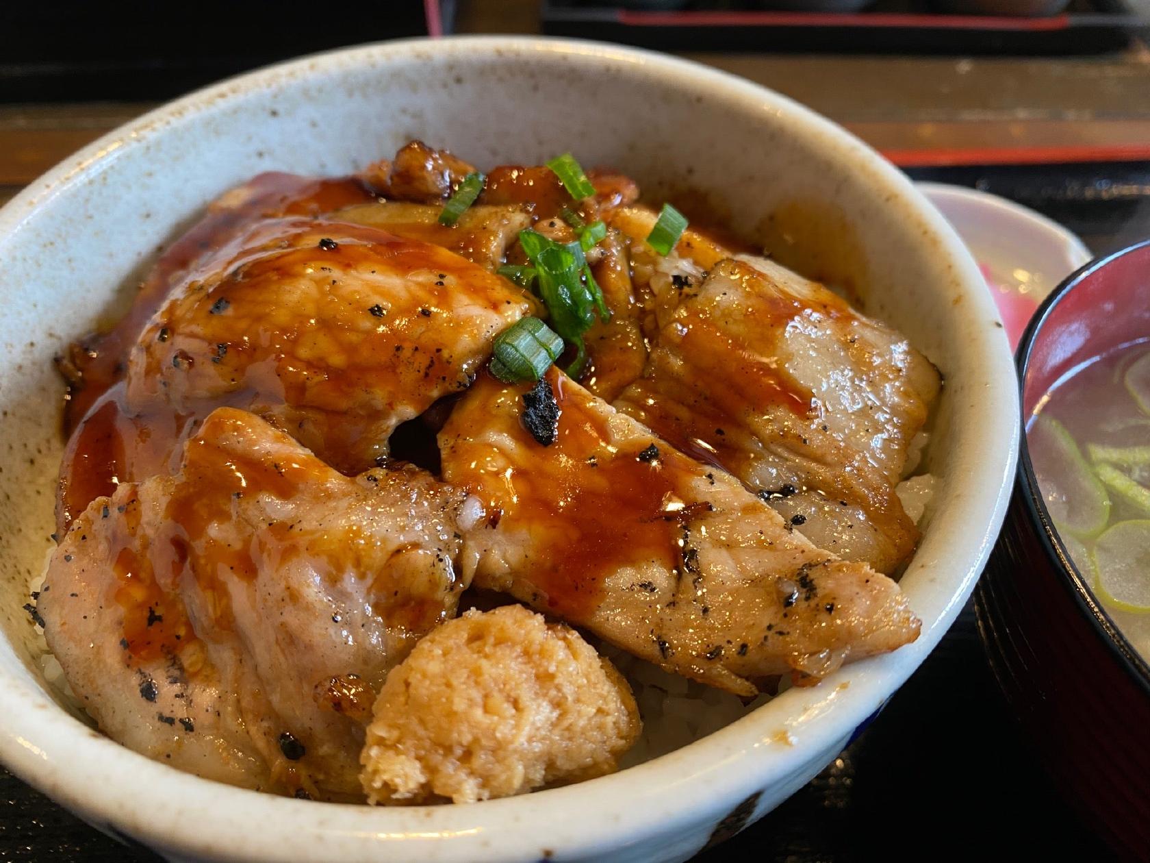 豚丼と摩周そばの店 くまうし 札幌川沿店
