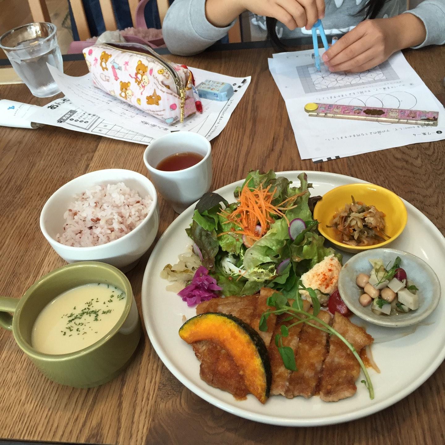 THREELITTLE BIRDS CAFE