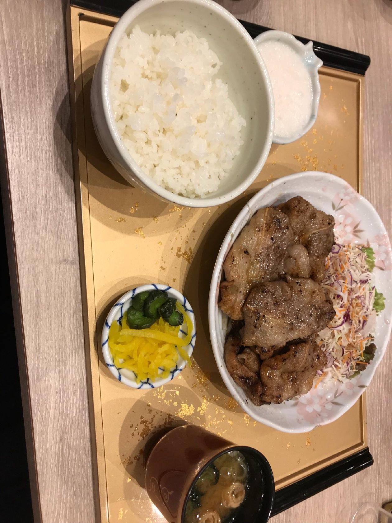 牛たん麦とろえびす