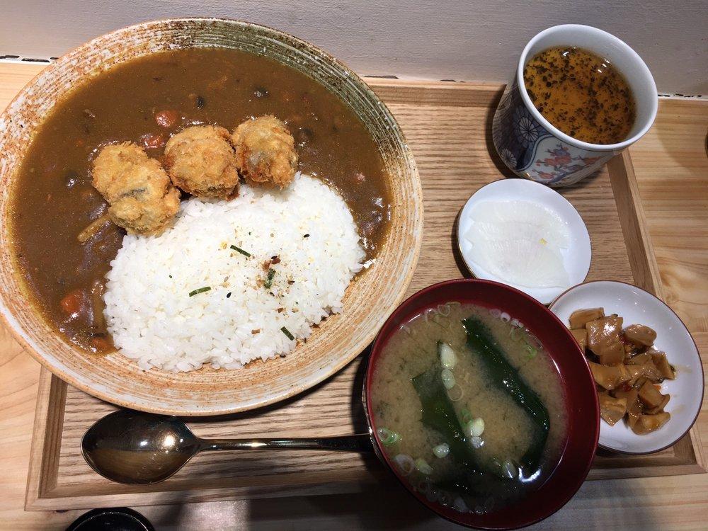 坐著做。員工食堂