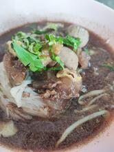 ร้านก๋วยเตี๋ยวน้ำตกใส้โกวรเจ้าเก่า