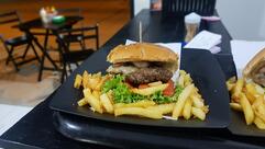 ÁGUA NA BOCA HAMBURGUERIA