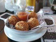 Chico comida com sustança