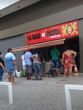 Lá casa de pastel e caldo de cana