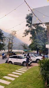 Lakewoods Resto Cafe