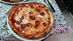 Lucanika pizza & food