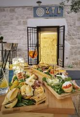 ZTL Club White tables. Cocktails, Wine bar, Beer, Drink, Aperitif, Buffet.