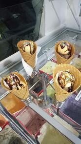 scoop and candy ice cream parlour