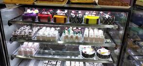 இனியா ஸ்வீட்ஸ் & கேக்ஸ் cafe