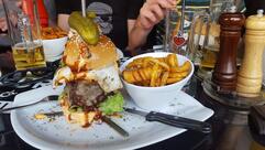 Lily Burger "Beef & Vegan Grill-Club“