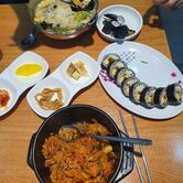 그날 애 김밥 판다