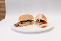 (Ancho Burguer), hamburguer atezanal, cuscuz recheado, yakssoba, hambúrguer, milk-shake, molho artesanal.