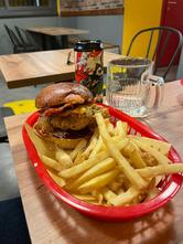 Juicy Burger N’ Pub