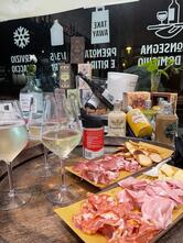 Cantina di mare, vini sfusi , imbottigliati, liquori e gin artigianale Balena pink