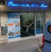 Pescheria ristorante in alto mare