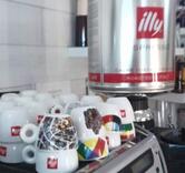 Cedesi in gestione attività Commerciale di Bar, Gelateria, Pasticceria.