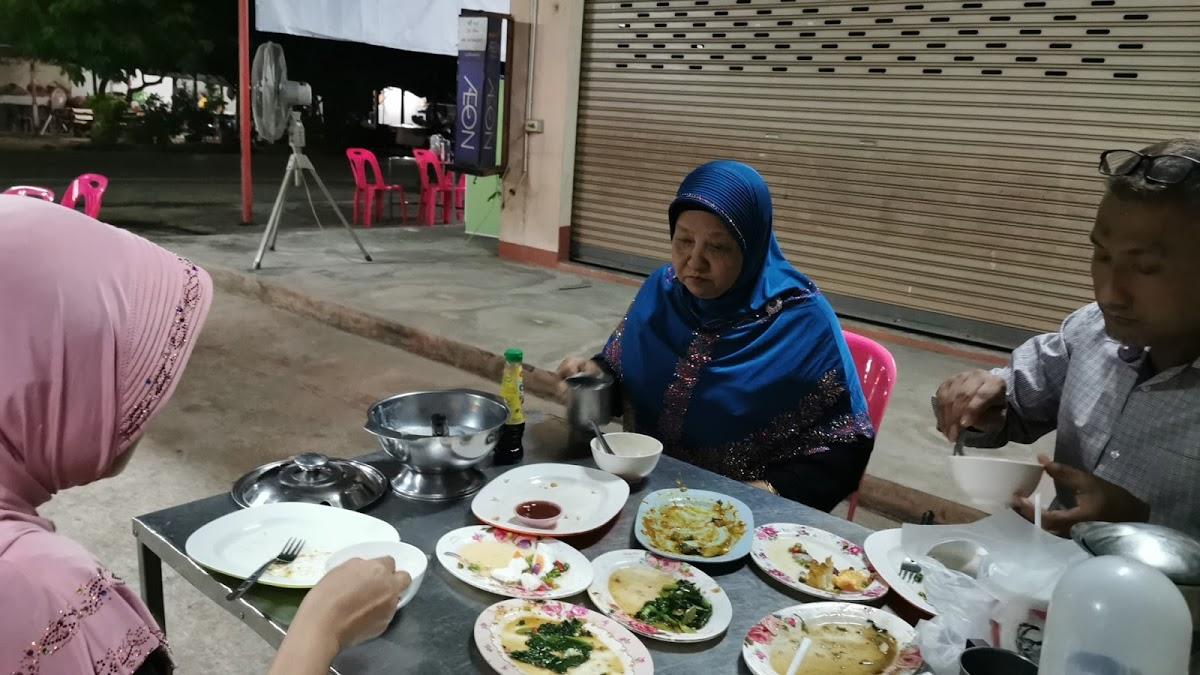อาหารฮาลาล นั้งเล่นข้าวต้มกุ้ย ตามสั่ง ชาร้อน
