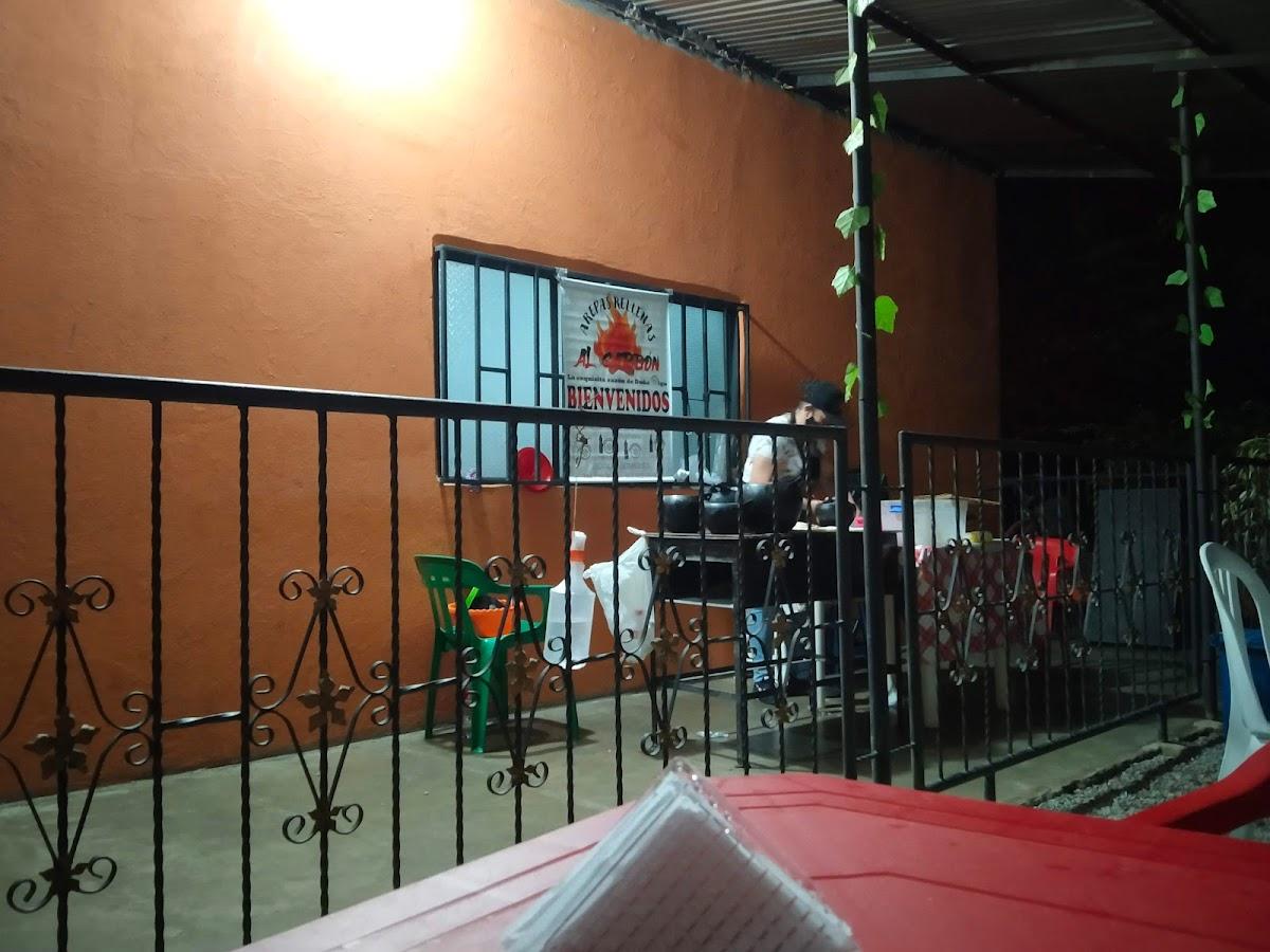 Arepas rellenas al carbón