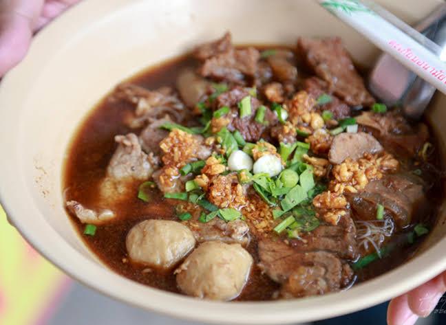 ก๋วยเตี๋ยวเนื้อ ป้ากบ เตาฟืน