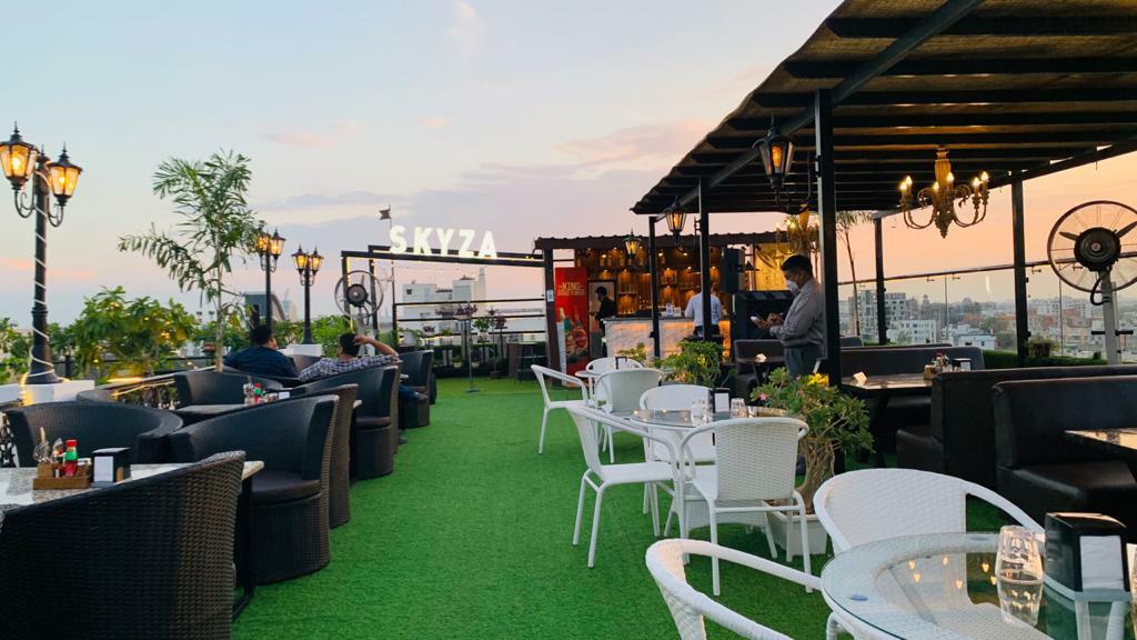 SKYZA Rooftop Lounge