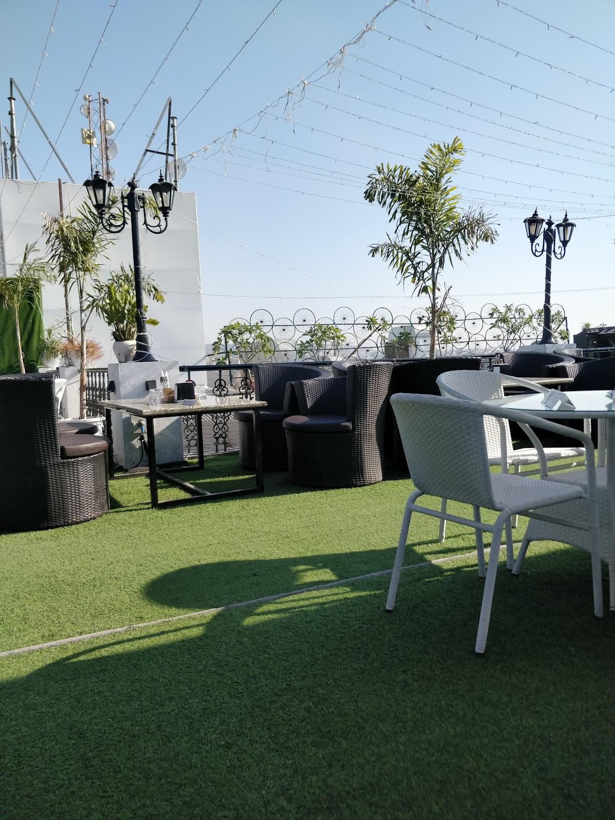 SKYZA Rooftop Lounge
