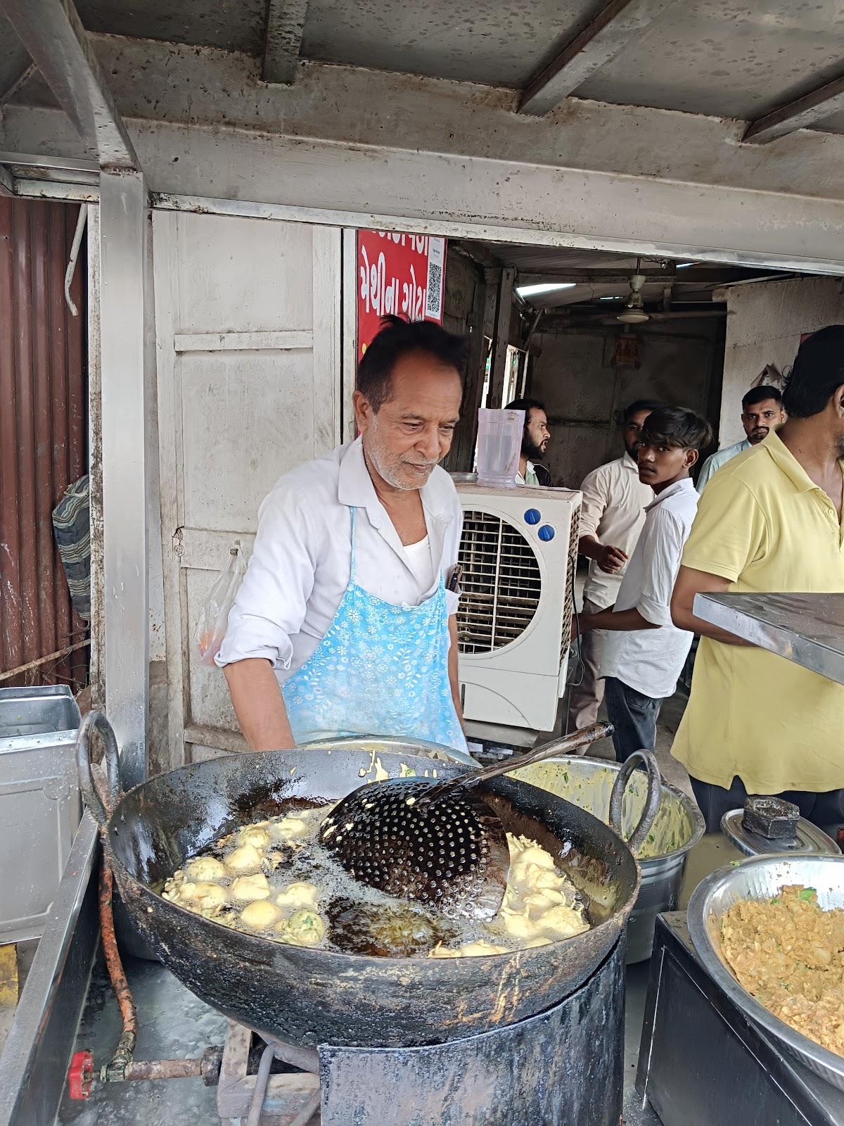 સુરતી ભજીયા હાઉસ