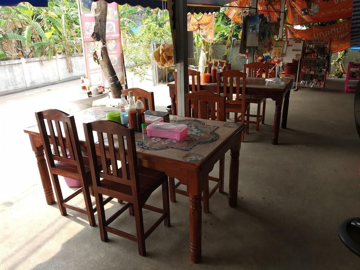 ย่าเเดงก๋วยเตี๋ยวต้มยำ อาหารตามสั่ง บ้านป่าปอ