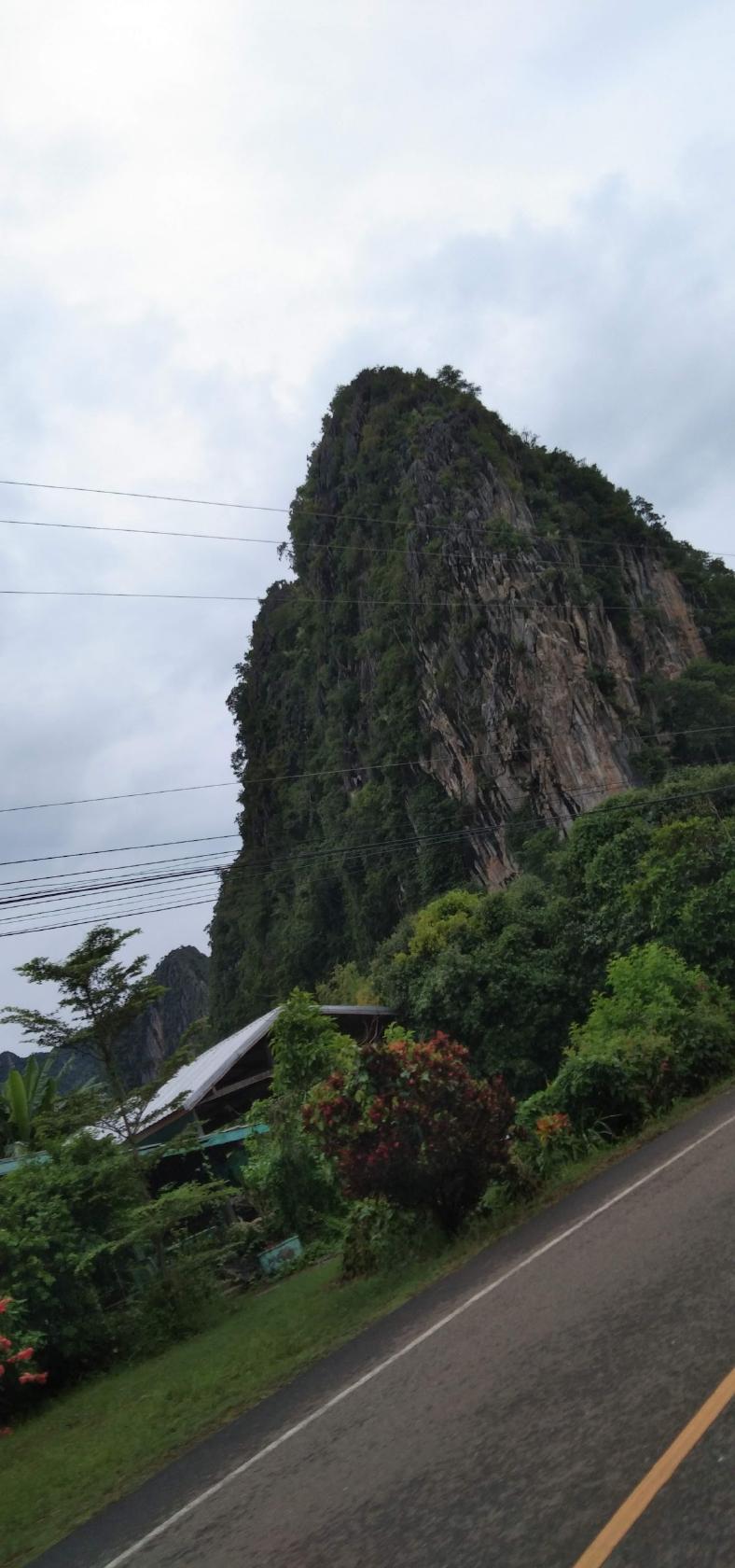 หมู่บ้านชายเขา