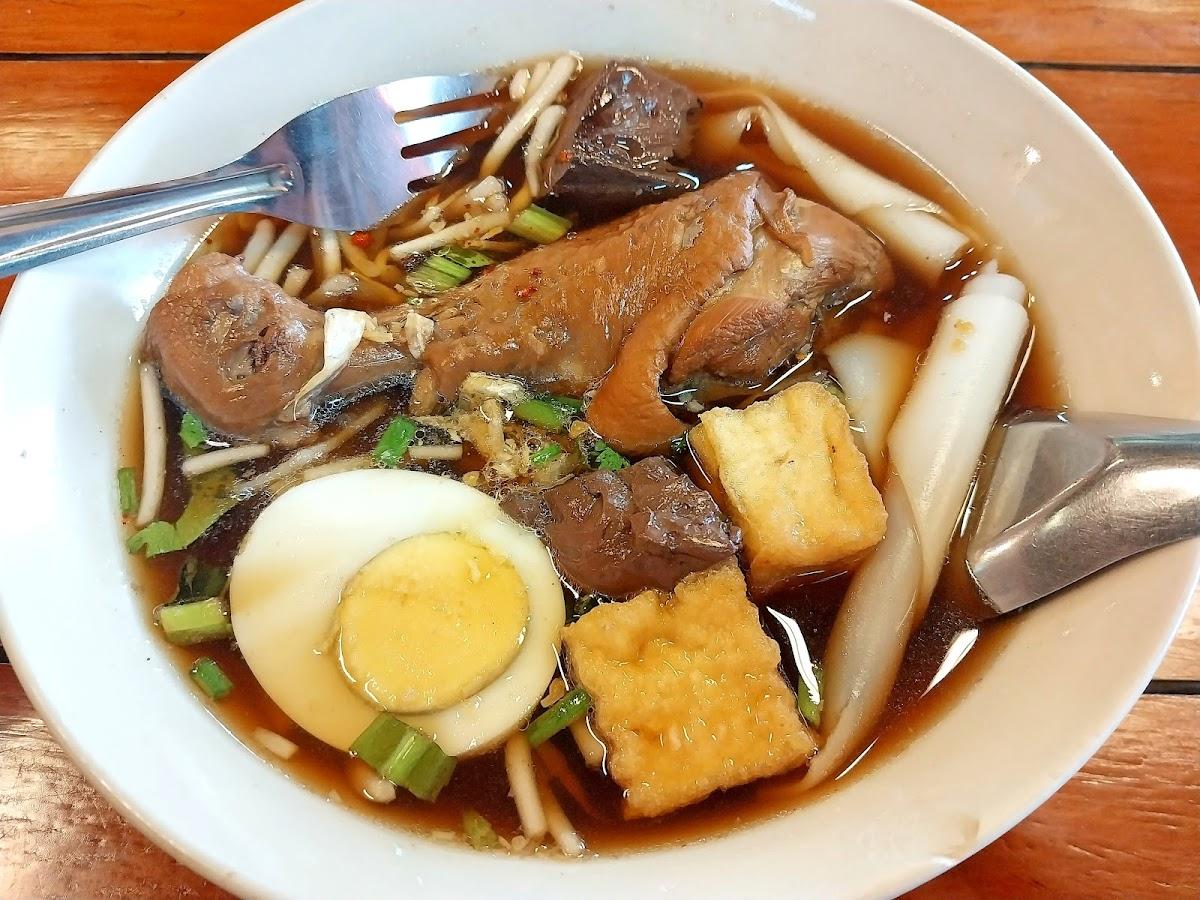 ร้านข้าวแกง ขนมจีน ปตท.เพชรชมภู