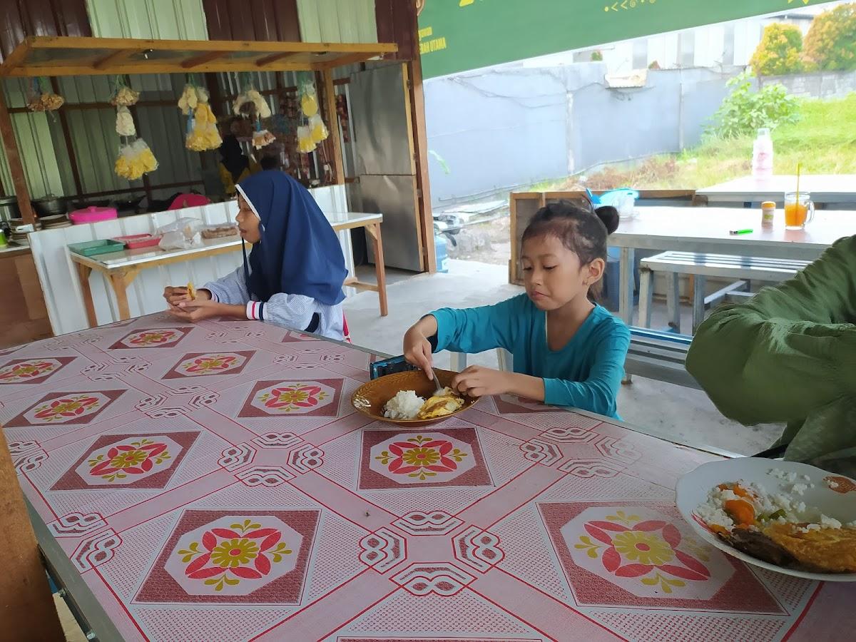 Kantin Tiga Putra