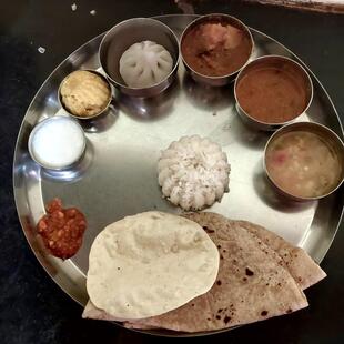 घनवटकर पुजारी यांचे हॉटेल नैवेद्य