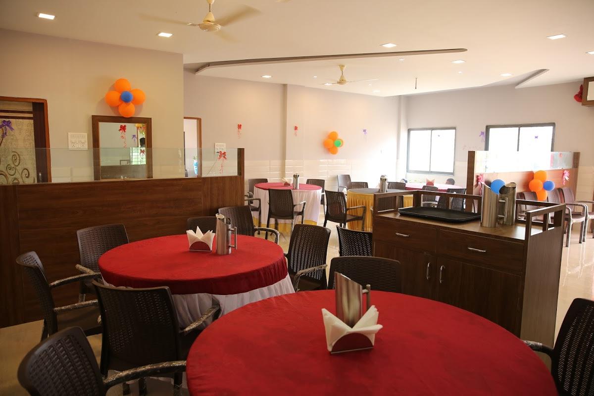 Hotel Royal Restaurant bear bar and permit room, Palus