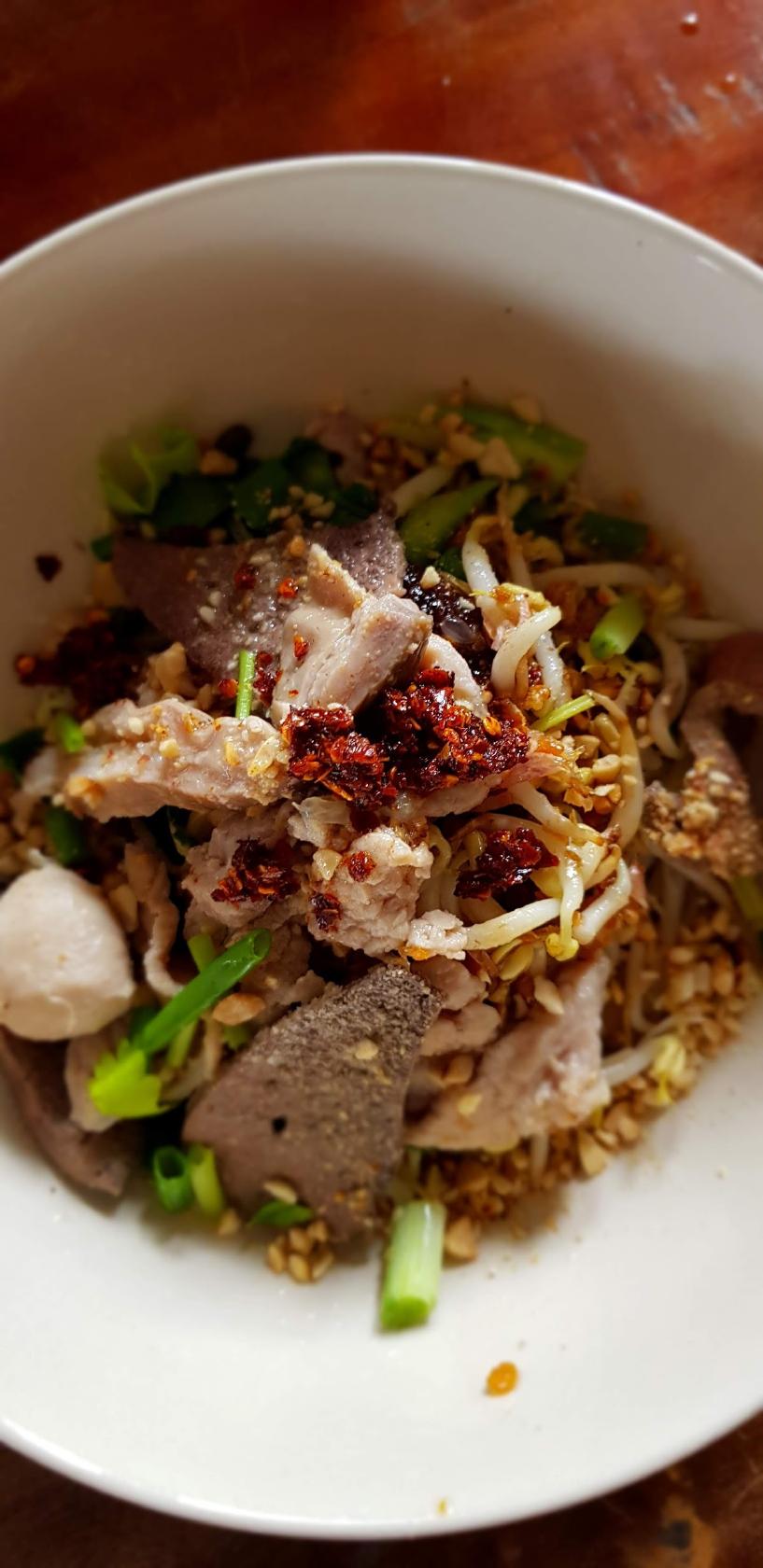 ก๋วยเตี๋ยวเครื่องในหมูบ้านหลักสาม