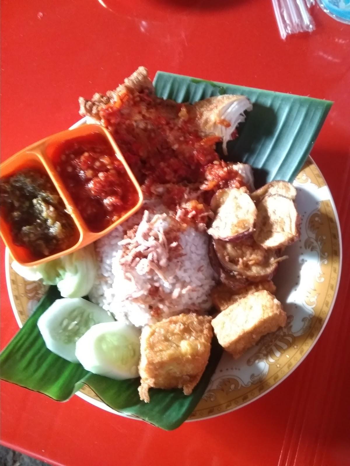 Nasi uduk ayam geprek ADAM