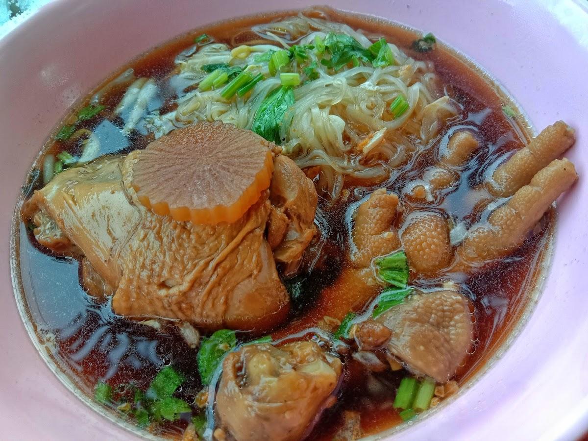 ร้านก๋วยเตี๋ยวไก่มะระ@ริมหนอง