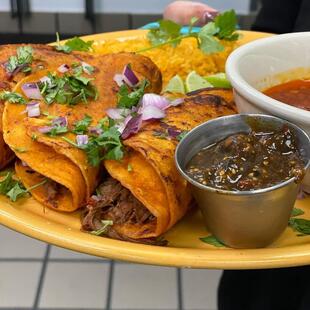 Tacos de birria "Alexander"