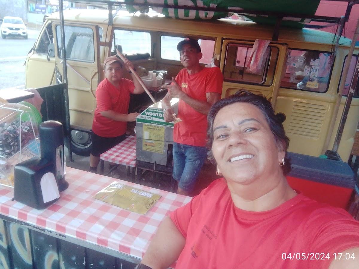 Pirua amarela do caldo de cana e pastel