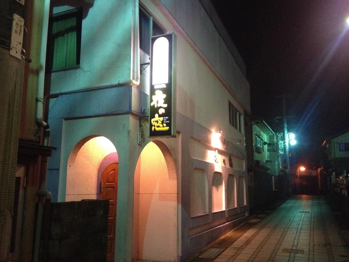 夜の窓