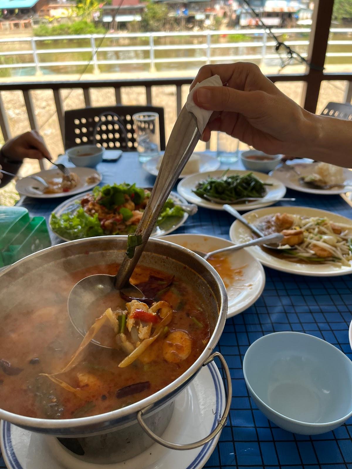 ร้านอาหารชายน้ำ โดยนางซิวง้อ แซ่ฉั่ว